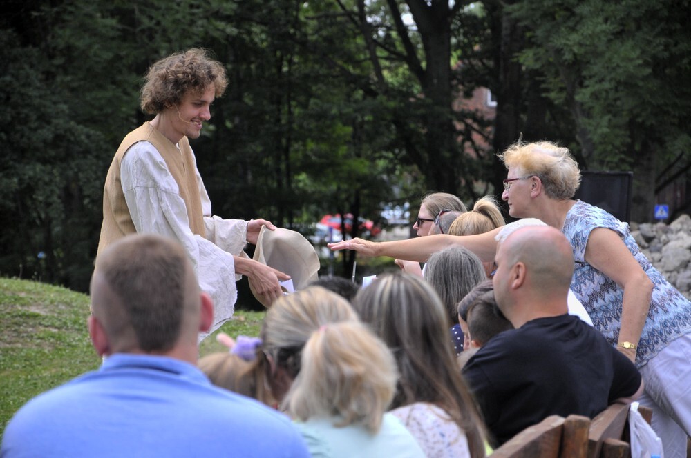 W ruinach zamku na Rudzie odbyło się dzisiaj improwizowane przedstawienie, które z przymrużeniem oka i z niezwykłym dowcipem przedstawiało historię wielkiego majątku Karola Goduli.