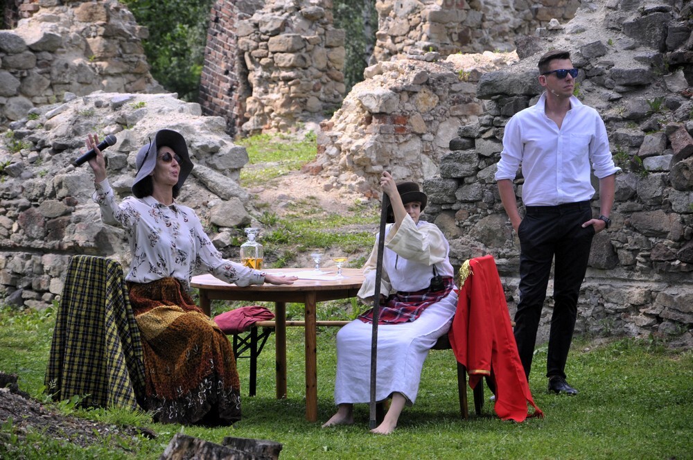 W ruinach zamku na Rudzie odbyło się dzisiaj improwizowane przedstawienie, które z przymrużeniem oka i z niezwykłym dowcipem przedstawiało historię wielkiego majątku Karola Goduli.