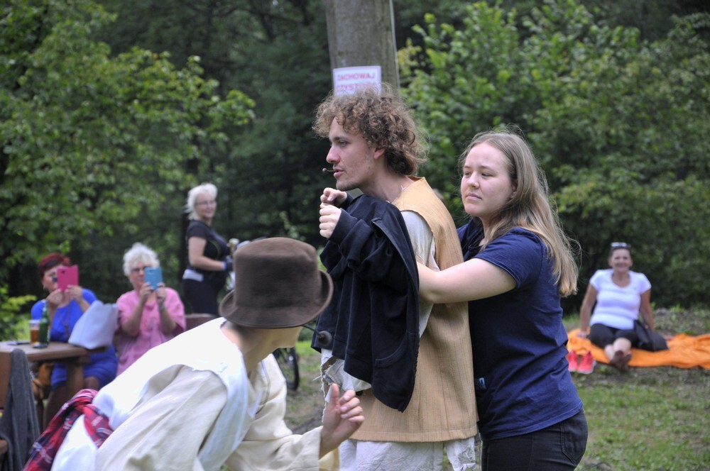 W ruinach zamku na Rudzie odbyło się dzisiaj improwizowane przedstawienie, które z przymrużeniem oka i z niezwykłym dowcipem przedstawiało historię wielkiego majątku Karola Goduli.