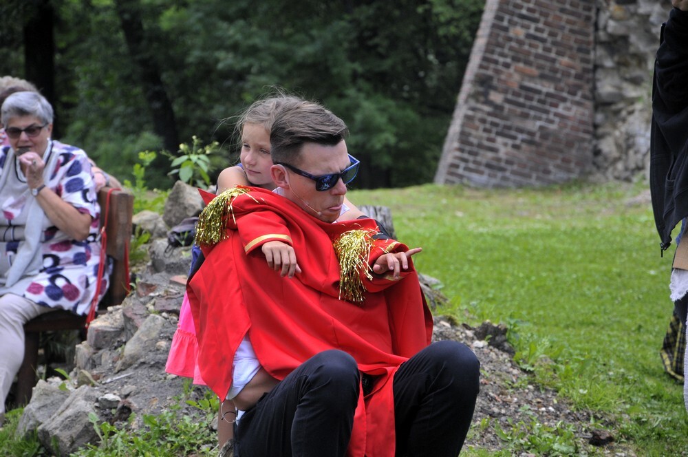 W ruinach zamku na Rudzie odbyło się dzisiaj improwizowane przedstawienie, które z przymrużeniem oka i z niezwykłym dowcipem przedstawiało historię wielkiego majątku Karola Goduli.