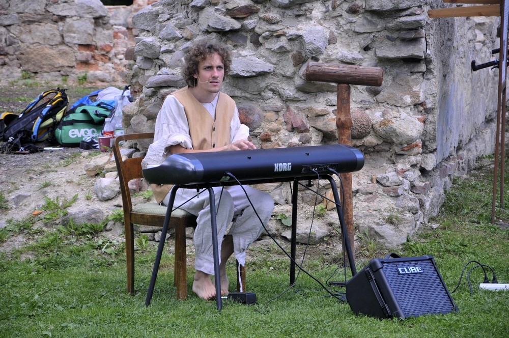 W ruinach zamku na Rudzie odbyło się dzisiaj improwizowane przedstawienie, które z przymrużeniem oka i z niezwykłym dowcipem przedstawiało historię wielkiego majątku Karola Goduli.