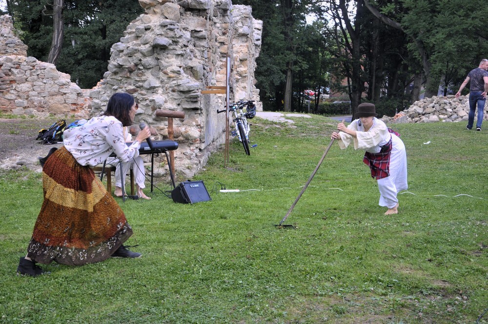 W ruinach zamku na Rudzie odbyło się dzisiaj improwizowane przedstawienie, które z przymrużeniem oka i z niezwykłym dowcipem przedstawiało historię wielkiego majątku Karola Goduli.