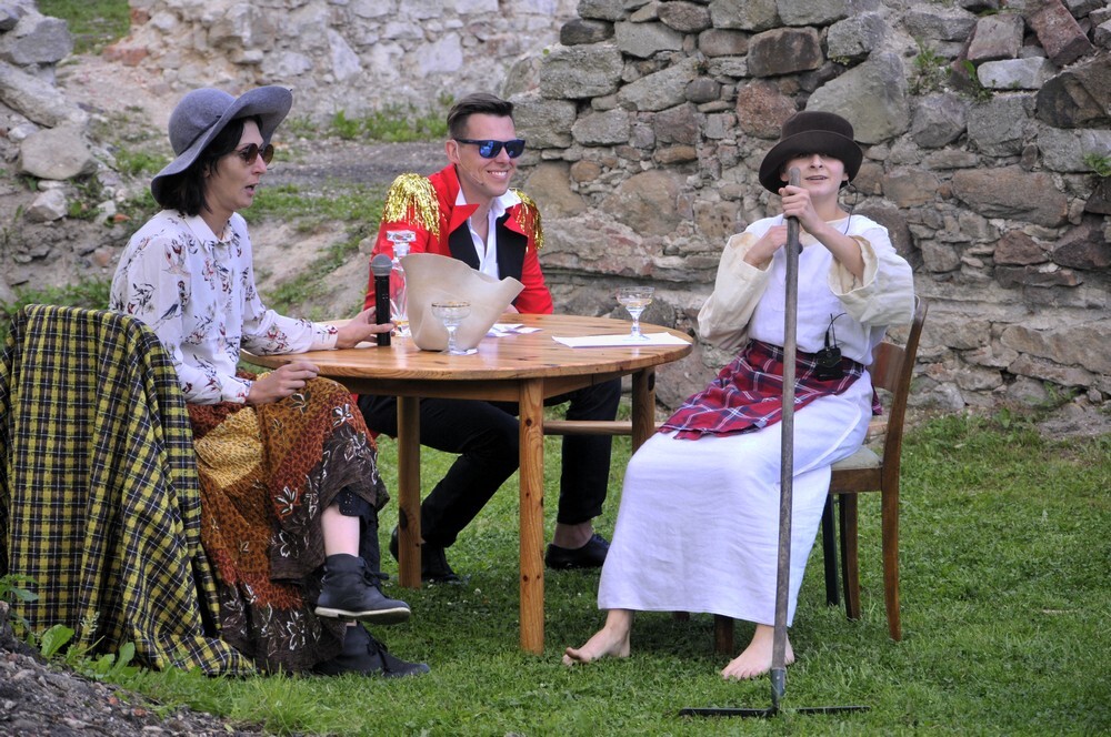 W ruinach zamku na Rudzie odbyło się dzisiaj improwizowane przedstawienie, które z przymrużeniem oka i z niezwykłym dowcipem przedstawiało historię wielkiego majątku Karola Goduli.