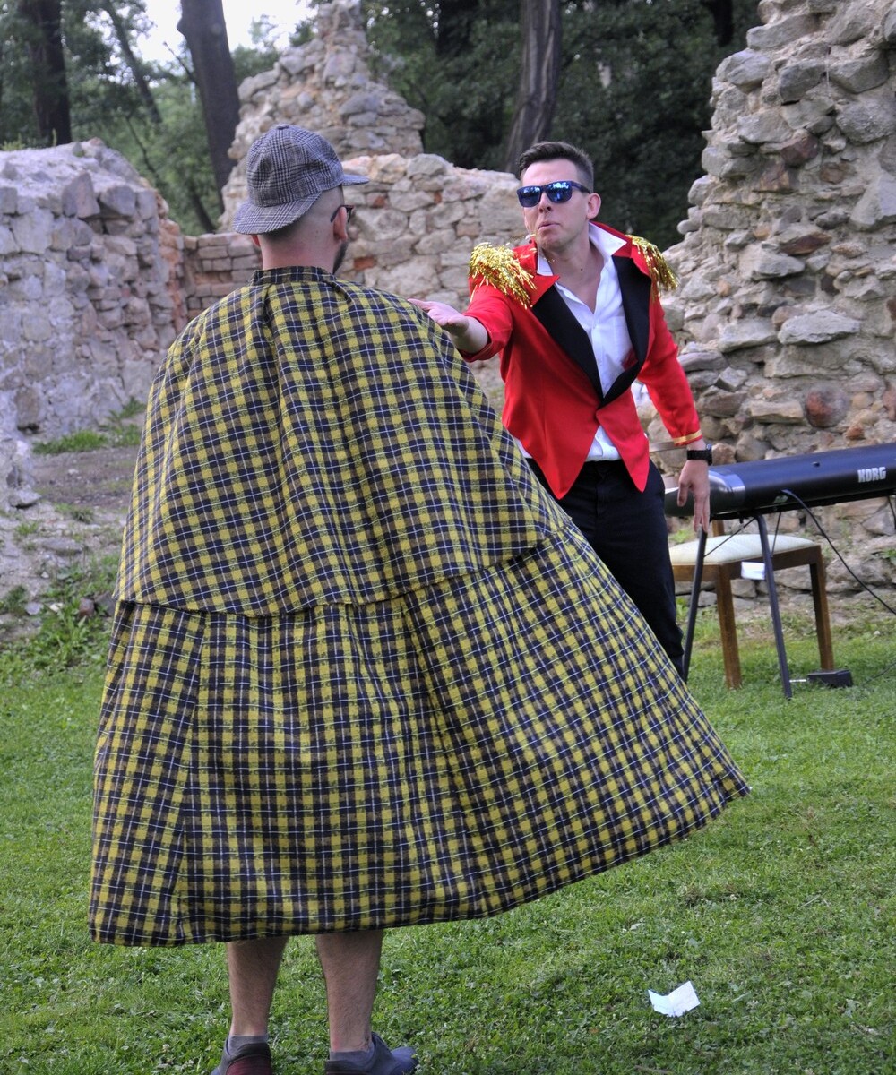 W ruinach zamku na Rudzie odbyło się dzisiaj improwizowane przedstawienie, które z przymrużeniem oka i z niezwykłym dowcipem przedstawiało historię wielkiego majątku Karola Goduli.