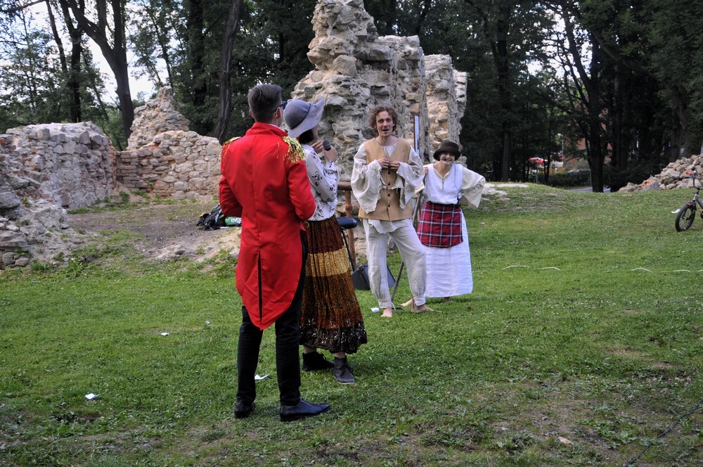 W ruinach zamku na Rudzie odbyło się dzisiaj improwizowane przedstawienie, które z przymrużeniem oka i z niezwykłym dowcipem przedstawiało historię wielkiego majątku Karola Goduli.