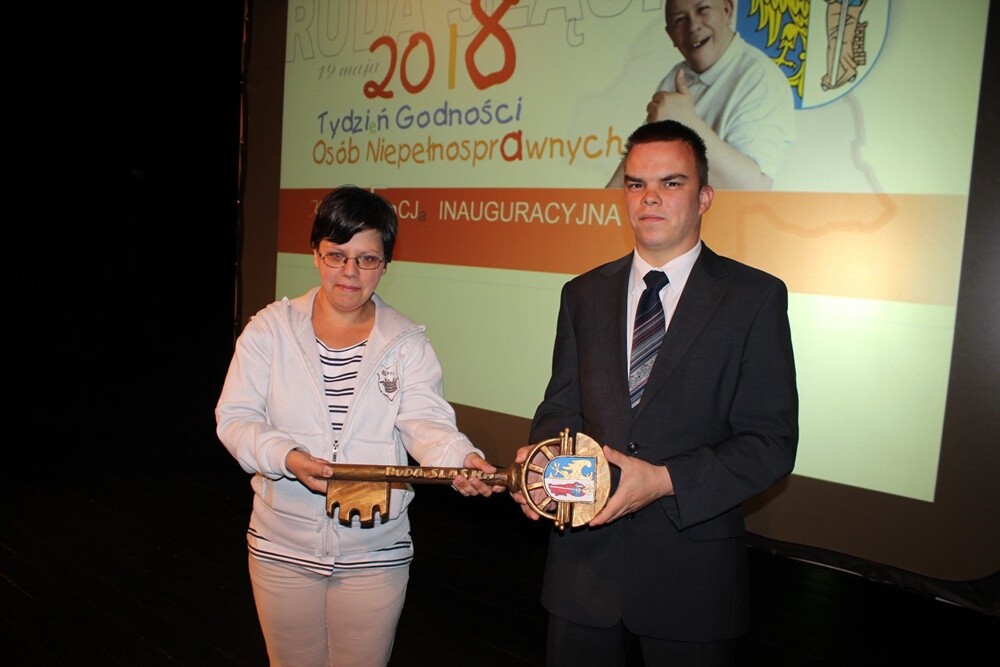 Już po raz piętnasty w Rudzie Śląskiej uroczyście zainaugurowano Tydzień Godności Osób Niepełnosprawnych, przekazując osobom, których obchodzimy święto, klucz do bram miasta.