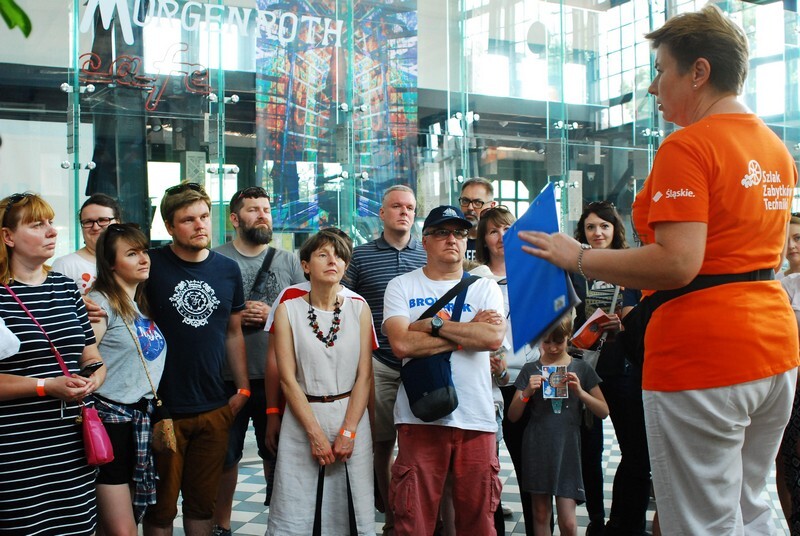 Industriada 2019 w Rudzie Śląskiej: Miłośnicy historii wzięli udział w spacerze z przewodnikiem. Pokazano dworzec taki, jaki był dawniej, przypomniano o ludziach, którzy z niego korzystali, bądź tylko tędy przejeżdżali.