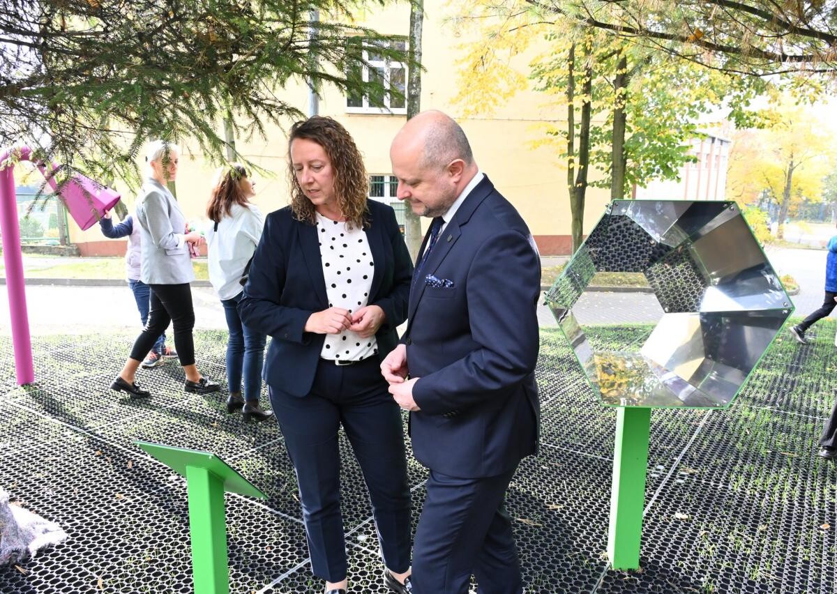 Wczoraj przy SP nr 21 w Rudzie Śląskiej powstała nowa przestrzeń edukacyjna z dziewięcioma interaktywnymi urządzeniami / fot. UM Ruda Śląska