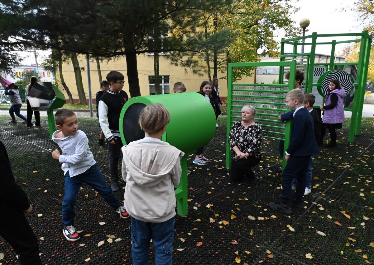 Wczoraj przy SP nr 21 w Rudzie Śląskiej powstała nowa przestrzeń edukacyjna z dziewięcioma interaktywnymi urządzeniami / fot. UM Ruda Śląska