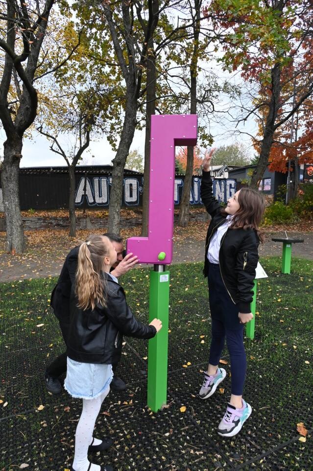 Wczoraj przy SP nr 21 w Rudzie Śląskiej powstała nowa przestrzeń edukacyjna z dziewięcioma interaktywnymi urządzeniami / fot. UM Ruda Śląska