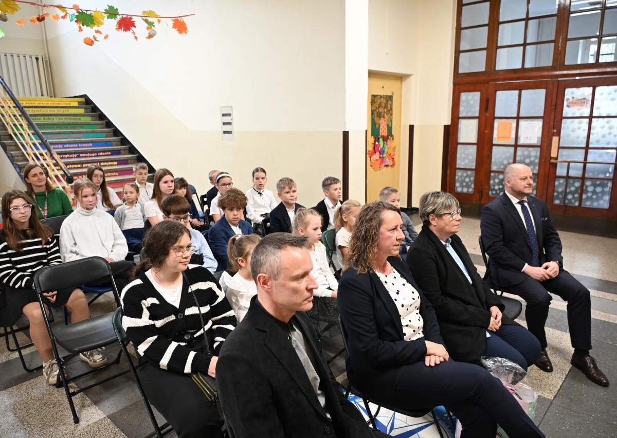 Wczoraj przy SP nr 21 w Rudzie Śląskiej powstała nowa przestrzeń edukacyjna z dziewięcioma interaktywnymi urządzeniami / fot. UM Ruda Śląska