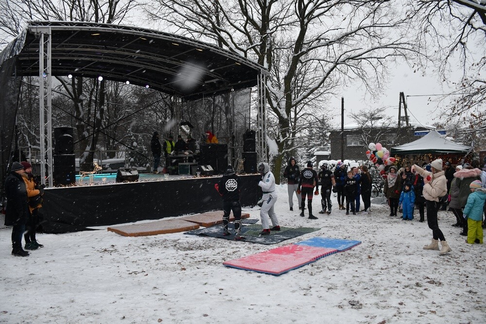 Tradycji stało się zadość, 17 grudnia w Rudzie zorganizowano już po raz czwarty Jarmark Bożonarodzeniowy. 

fot. Jacek Knapik