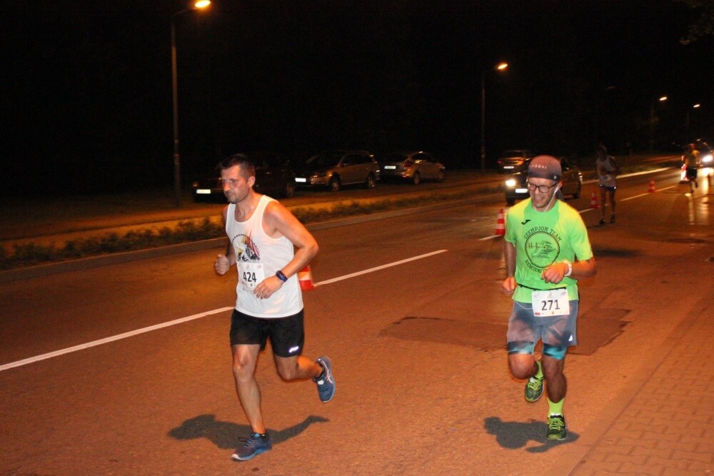 Około 900 osób wzięło udział w IV Rudzkim Półmaratonie Industrialnym. Nocne zmagania odbyły się w trzech kategoriach: bieg na 21,09 km, bieg na 8,6 km oraz rywalizacja nordic walking na 8,6 km.