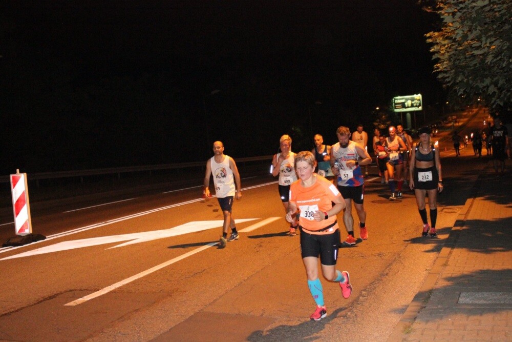 Około 900 osób wzięło udział w IV Rudzkim Półmaratonie Industrialnym. Nocne zmagania odbyły się w trzech kategoriach: bieg na 21,09 km, bieg na 8,6 km oraz rywalizacja nordic walking na 8,6 km.