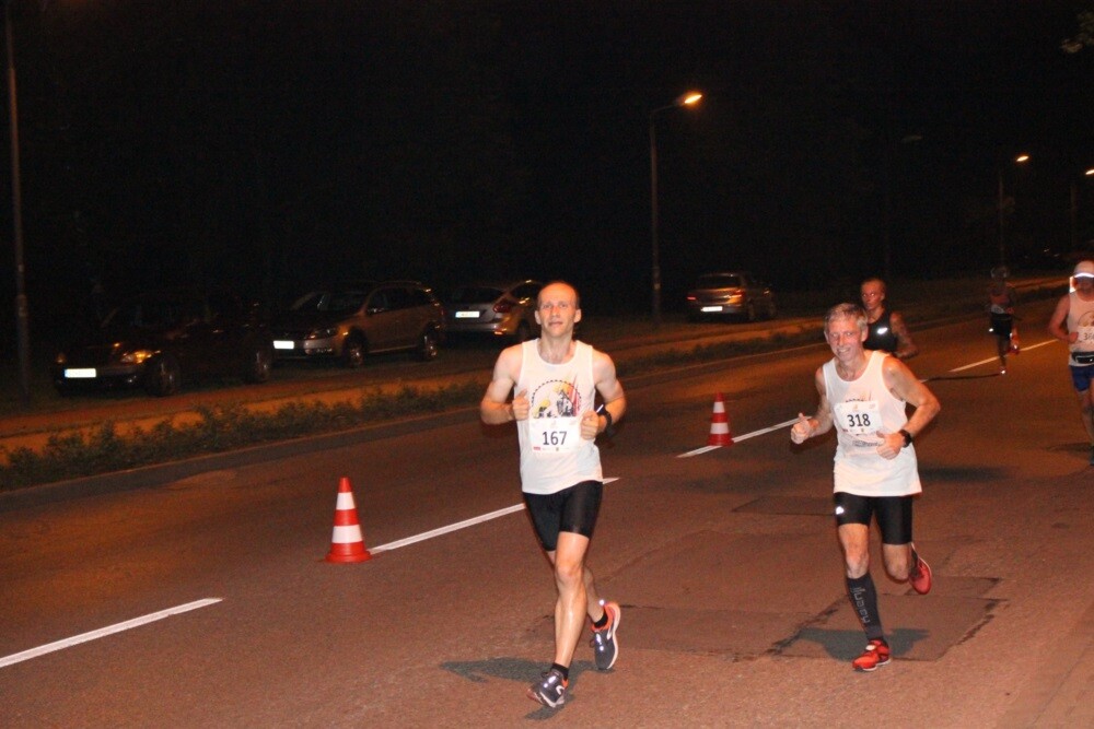 Około 900 osób wzięło udział w IV Rudzkim Półmaratonie Industrialnym. Nocne zmagania odbyły się w trzech kategoriach: bieg na 21,09 km, bieg na 8,6 km oraz rywalizacja nordic walking na 8,6 km.