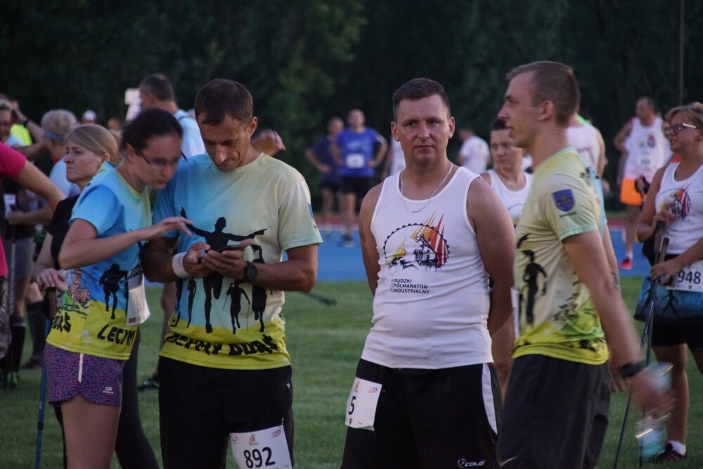 Około 900 osób wzięło udział w IV Rudzkim Półmaratonie Industrialnym. Nocne zmagania odbyły się w trzech kategoriach: bieg na 21,09 km, bieg na 8,6 km oraz rywalizacja nordic walking na 8,6 km.