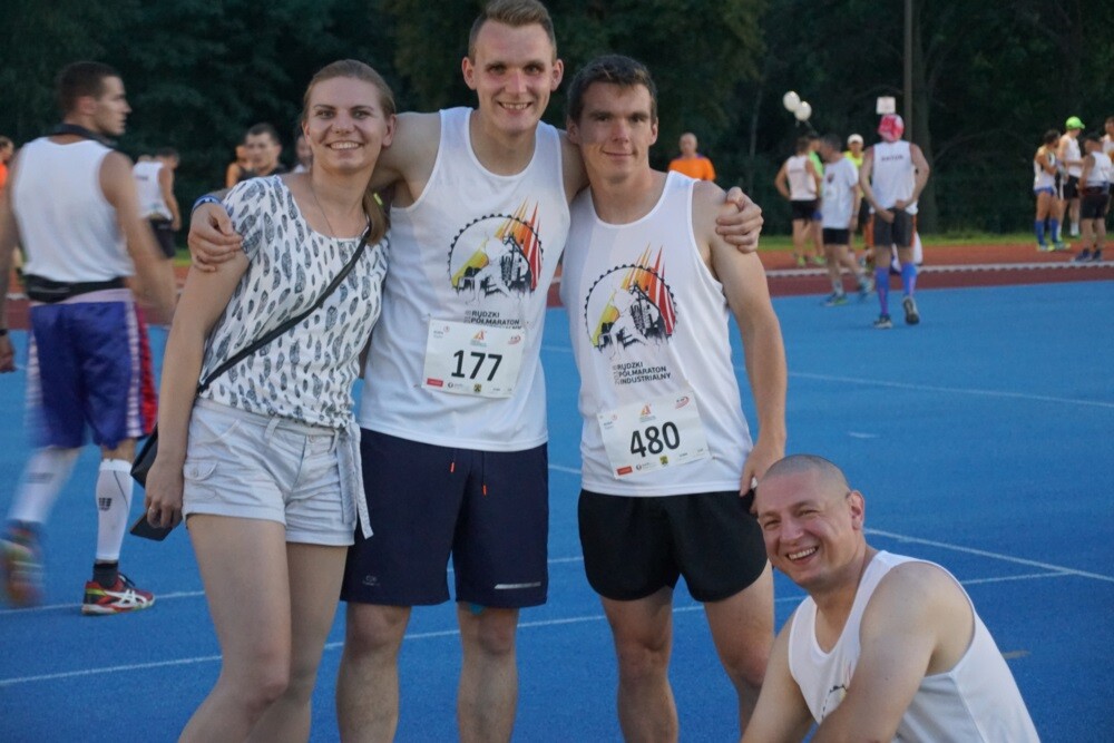 Około 900 osób wzięło udział w IV Rudzkim Półmaratonie Industrialnym. Nocne zmagania odbyły się w trzech kategoriach: bieg na 21,09 km, bieg na 8,6 km oraz rywalizacja nordic walking na 8,6 km.