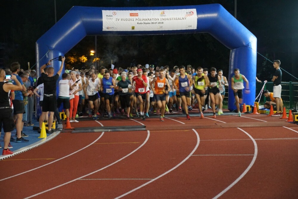 Około 900 osób wzięło udział w IV Rudzkim Półmaratonie Industrialnym. Nocne zmagania odbyły się w trzech kategoriach: bieg na 21,09 km, bieg na 8,6 km oraz rywalizacja nordic walking na 8,6 km.