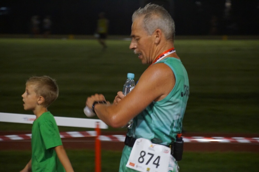 Około 900 osób wzięło udział w IV Rudzkim Półmaratonie Industrialnym. Nocne zmagania odbyły się w trzech kategoriach: bieg na 21,09 km, bieg na 8,6 km oraz rywalizacja nordic walking na 8,6 km.