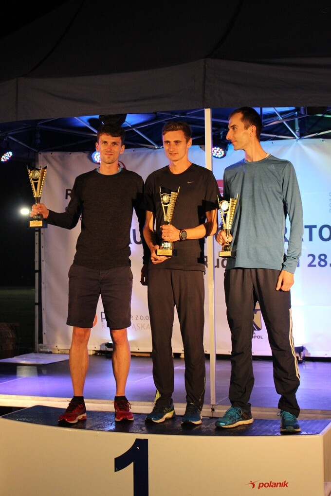 Około 900 osób wzięło udział w IV Rudzkim Półmaratonie Industrialnym. Nocne zmagania odbyły się w trzech kategoriach: bieg na 21,09 km, bieg na 8,6 km oraz rywalizacja nordic walking na 8,6 km.