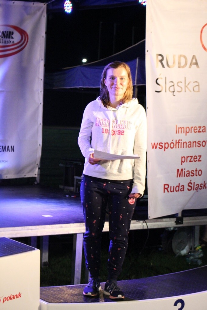 Około 900 osób wzięło udział w IV Rudzkim Półmaratonie Industrialnym. Nocne zmagania odbyły się w trzech kategoriach: bieg na 21,09 km, bieg na 8,6 km oraz rywalizacja nordic walking na 8,6 km.