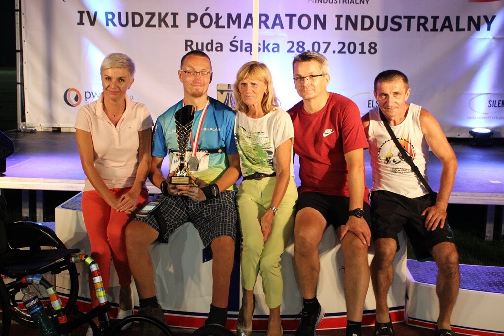 Około 900 osób wzięło udział w IV Rudzkim Półmaratonie Industrialnym. Nocne zmagania odbyły się w trzech kategoriach: bieg na 21,09 km, bieg na 8,6 km oraz rywalizacja nordic walking na 8,6 km.