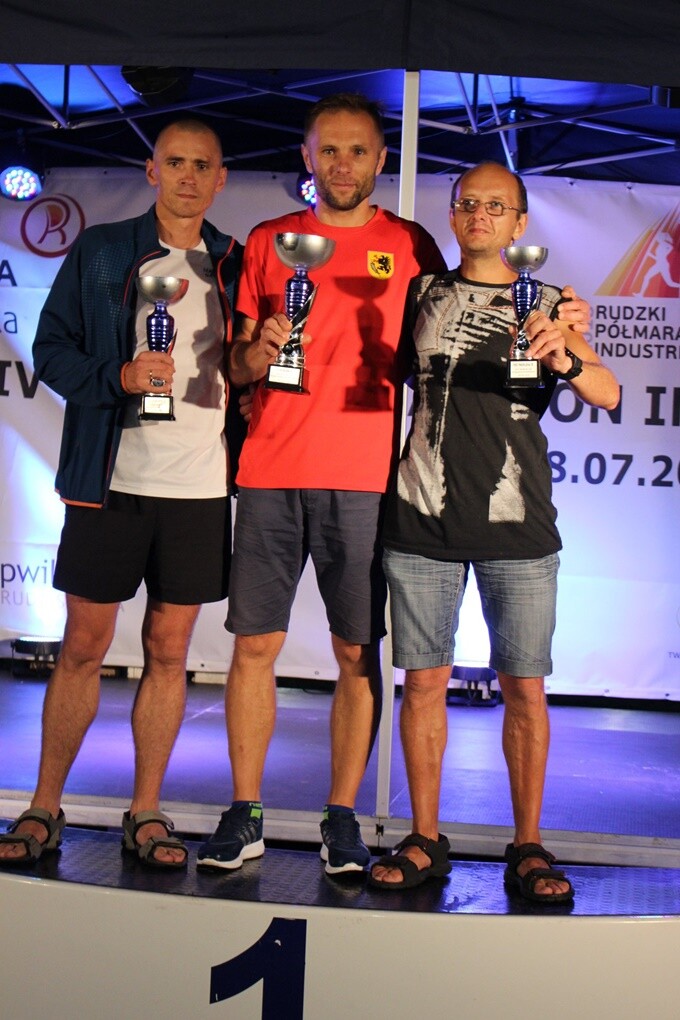 Około 900 osób wzięło udział w IV Rudzkim Półmaratonie Industrialnym. Nocne zmagania odbyły się w trzech kategoriach: bieg na 21,09 km, bieg na 8,6 km oraz rywalizacja nordic walking na 8,6 km.