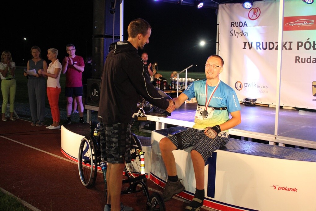 Około 900 osób wzięło udział w IV Rudzkim Półmaratonie Industrialnym. Nocne zmagania odbyły się w trzech kategoriach: bieg na 21,09 km, bieg na 8,6 km oraz rywalizacja nordic walking na 8,6 km.