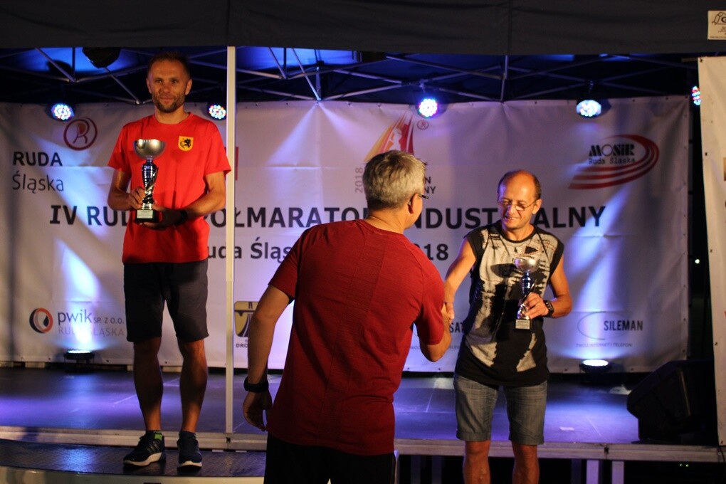 Około 900 osób wzięło udział w IV Rudzkim Półmaratonie Industrialnym. Nocne zmagania odbyły się w trzech kategoriach: bieg na 21,09 km, bieg na 8,6 km oraz rywalizacja nordic walking na 8,6 km.