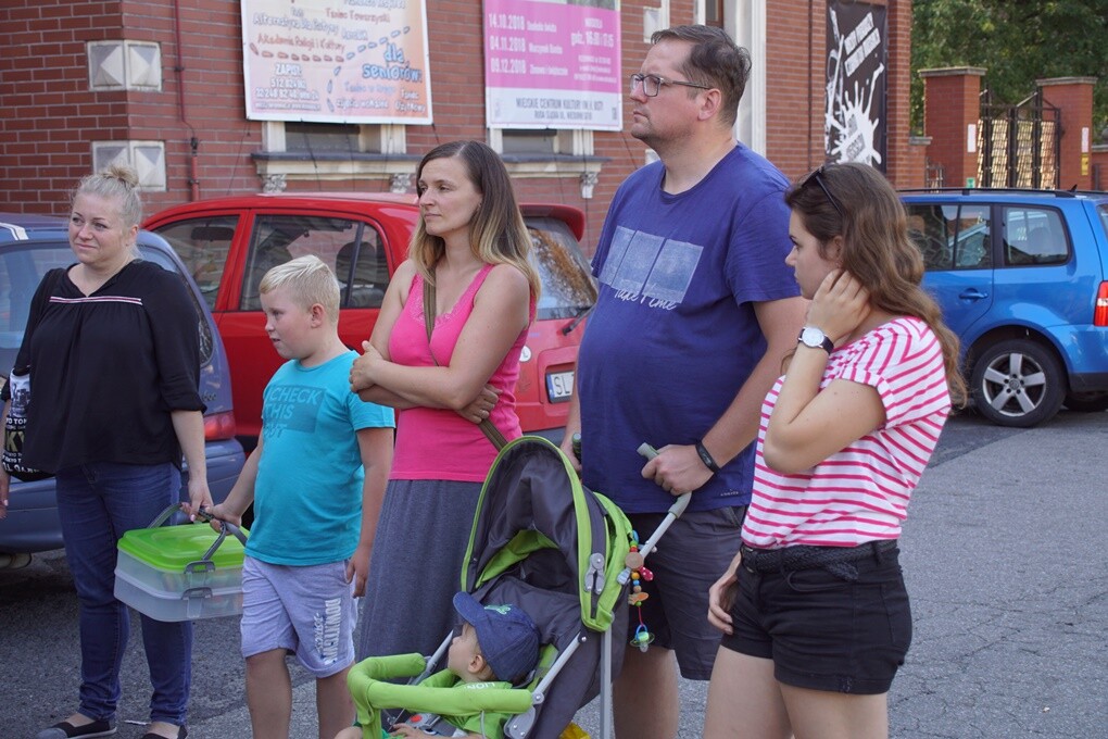 "Jak to na Rudzie bywało..." - pod takim tytułem w sobotę, 11 sierpnia - w ramach projektu "Zaczarowane podwórka - odbył się spektakl plenerowy, który przybrał formę spaceru. Prowadzący Natalia Dinges, Mateusz Flis i Radosław Lis przybliżyli uczestnikom historię Osiedla Kaufhaus i ciekawostki z nim związane.