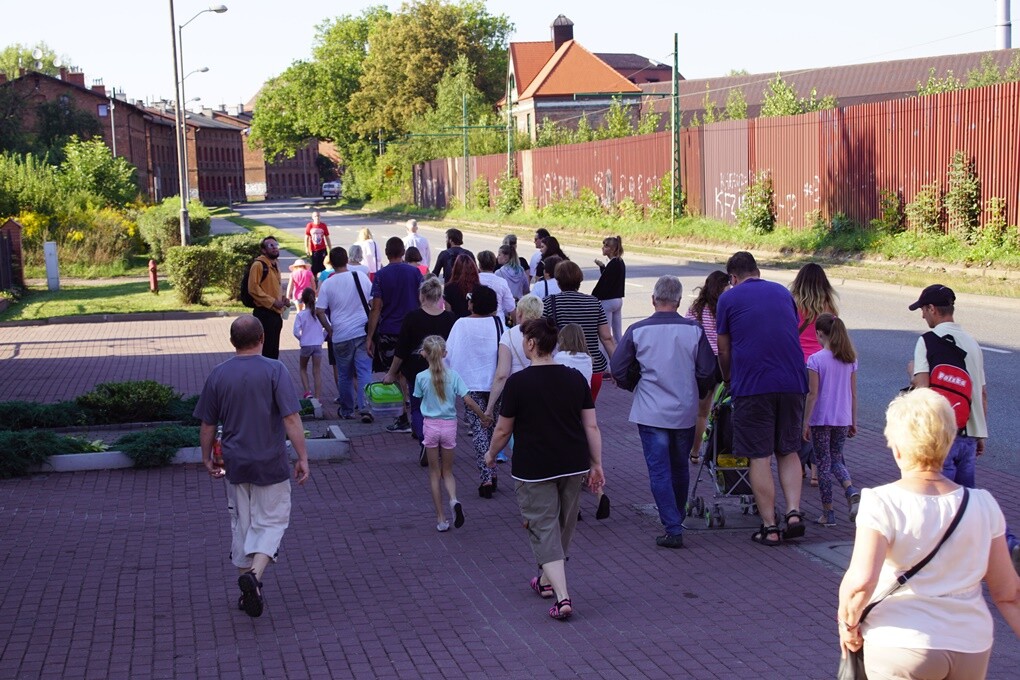 "Jak to na Rudzie bywało..." - pod takim tytułem w sobotę, 11 sierpnia - w ramach projektu "Zaczarowane podwórka - odbył się spektakl plenerowy, który przybrał formę spaceru. Prowadzący Natalia Dinges, Mateusz Flis i Radosław Lis przybliżyli uczestnikom historię Osiedla Kaufhaus i ciekawostki z nim związane.
