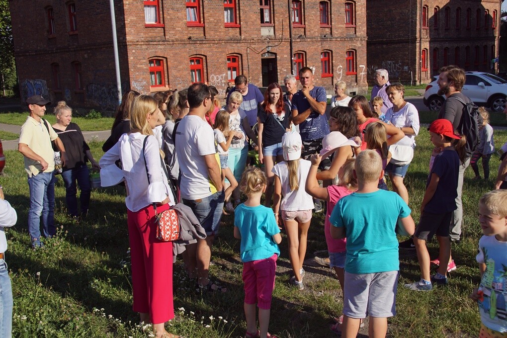 "Jak to na Rudzie bywało..." - pod takim tytułem w sobotę, 11 sierpnia - w ramach projektu "Zaczarowane podwórka - odbył się spektakl plenerowy, który przybrał formę spaceru. Prowadzący Natalia Dinges, Mateusz Flis i Radosław Lis przybliżyli uczestnikom historię Osiedla Kaufhaus i ciekawostki z nim związane.