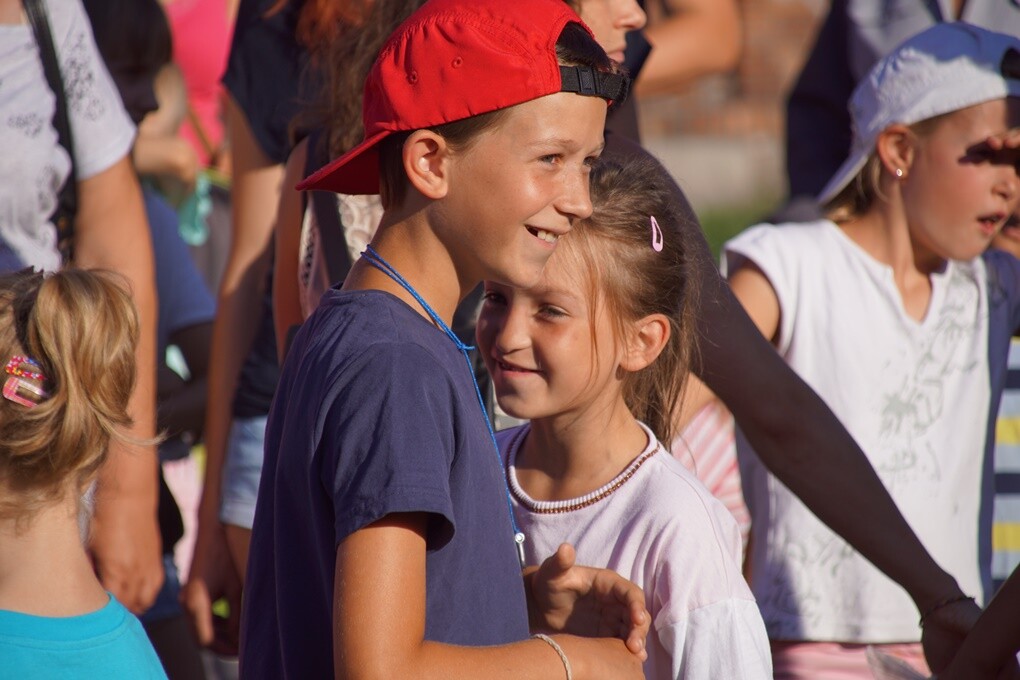 "Jak to na Rudzie bywało..." - pod takim tytułem w sobotę, 11 sierpnia - w ramach projektu "Zaczarowane podwórka - odbył się spektakl plenerowy, który przybrał formę spaceru. Prowadzący Natalia Dinges, Mateusz Flis i Radosław Lis przybliżyli uczestnikom historię Osiedla Kaufhaus i ciekawostki z nim związane.