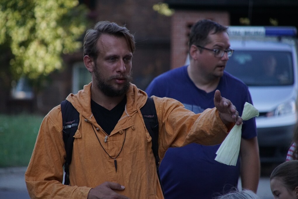 "Jak to na Rudzie bywało..." - pod takim tytułem w sobotę, 11 sierpnia - w ramach projektu "Zaczarowane podwórka - odbył się spektakl plenerowy, który przybrał formę spaceru. Prowadzący Natalia Dinges, Mateusz Flis i Radosław Lis przybliżyli uczestnikom historię Osiedla Kaufhaus i ciekawostki z nim związane.