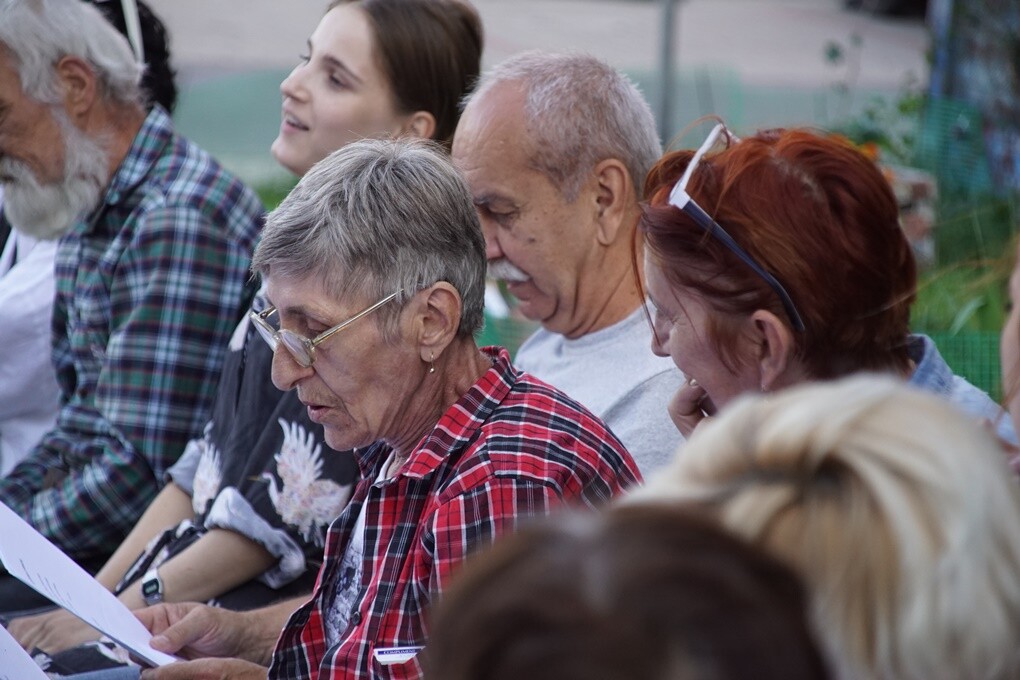 "Jak to na Rudzie bywało..." - pod takim tytułem w sobotę, 11 sierpnia - w ramach projektu "Zaczarowane podwórka - odbył się spektakl plenerowy, który przybrał formę spaceru. Prowadzący Natalia Dinges, Mateusz Flis i Radosław Lis przybliżyli uczestnikom historię Osiedla Kaufhaus i ciekawostki z nim związane.