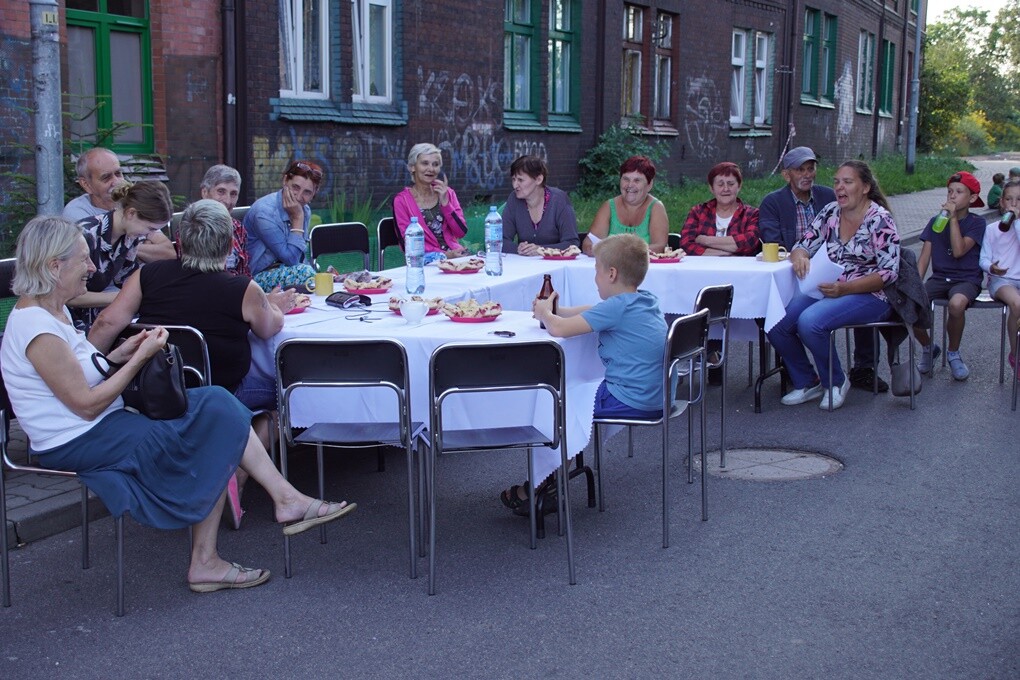 "Jak to na Rudzie bywało..." - pod takim tytułem w sobotę, 11 sierpnia - w ramach projektu "Zaczarowane podwórka - odbył się spektakl plenerowy, który przybrał formę spaceru. Prowadzący Natalia Dinges, Mateusz Flis i Radosław Lis przybliżyli uczestnikom historię Osiedla Kaufhaus i ciekawostki z nim związane.