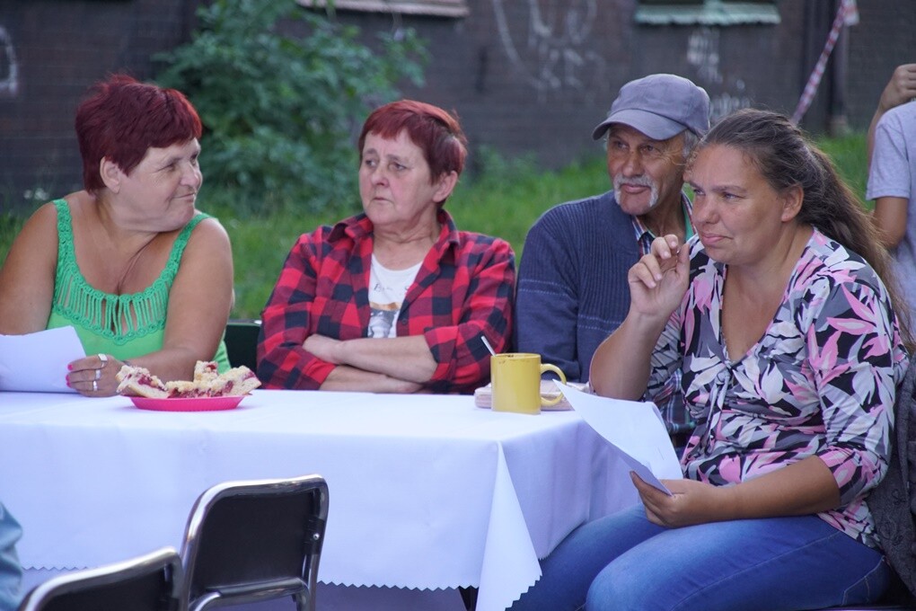 "Jak to na Rudzie bywało..." - pod takim tytułem w sobotę, 11 sierpnia - w ramach projektu "Zaczarowane podwórka - odbył się spektakl plenerowy, który przybrał formę spaceru. Prowadzący Natalia Dinges, Mateusz Flis i Radosław Lis przybliżyli uczestnikom historię Osiedla Kaufhaus i ciekawostki z nim związane.