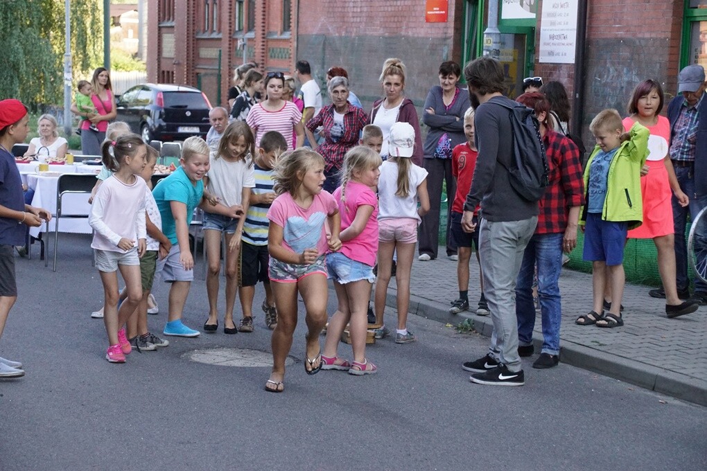 "Jak to na Rudzie bywało..." - pod takim tytułem w sobotę, 11 sierpnia - w ramach projektu "Zaczarowane podwórka - odbył się spektakl plenerowy, który przybrał formę spaceru. Prowadzący Natalia Dinges, Mateusz Flis i Radosław Lis przybliżyli uczestnikom historię Osiedla Kaufhaus i ciekawostki z nim związane.