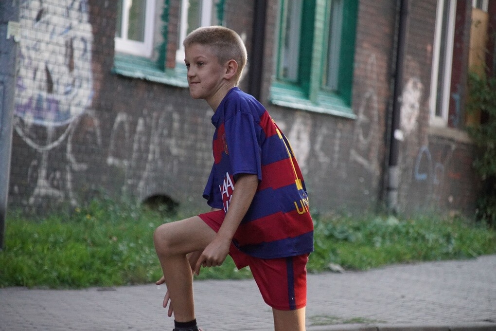 "Jak to na Rudzie bywało..." - pod takim tytułem w sobotę, 11 sierpnia - w ramach projektu "Zaczarowane podwórka - odbył się spektakl plenerowy, który przybrał formę spaceru. Prowadzący Natalia Dinges, Mateusz Flis i Radosław Lis przybliżyli uczestnikom historię Osiedla Kaufhaus i ciekawostki z nim związane.