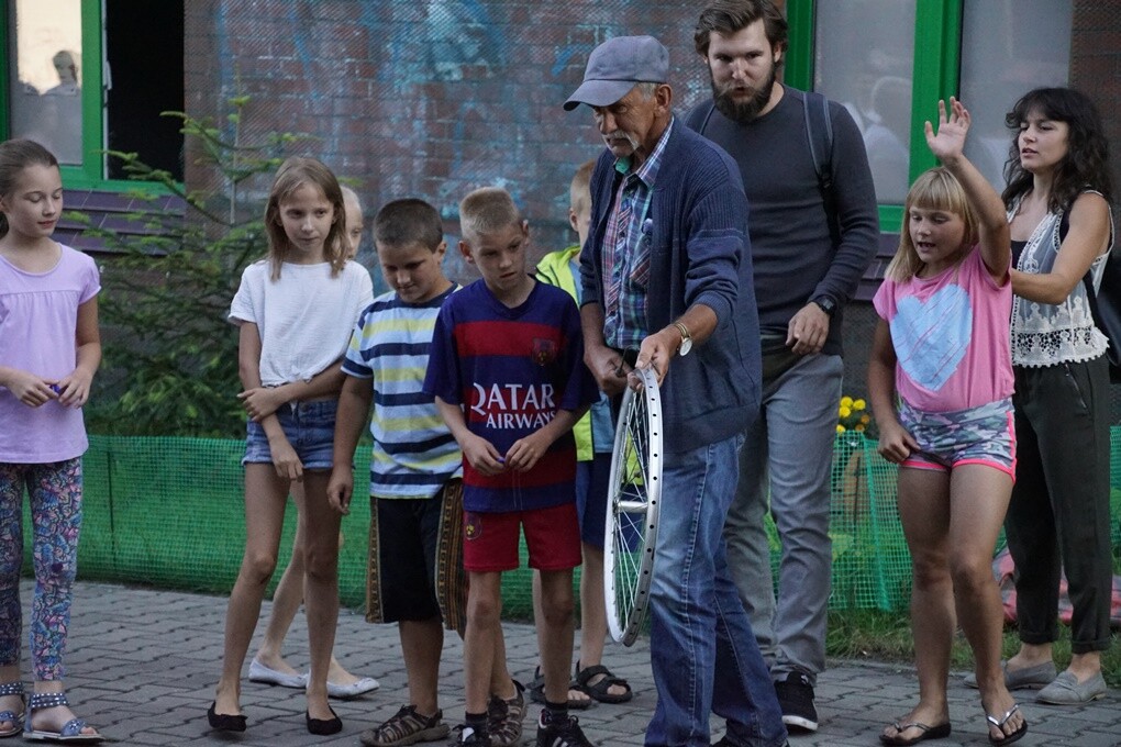 "Jak to na Rudzie bywało..." - pod takim tytułem w sobotę, 11 sierpnia - w ramach projektu "Zaczarowane podwórka - odbył się spektakl plenerowy, który przybrał formę spaceru. Prowadzący Natalia Dinges, Mateusz Flis i Radosław Lis przybliżyli uczestnikom historię Osiedla Kaufhaus i ciekawostki z nim związane.