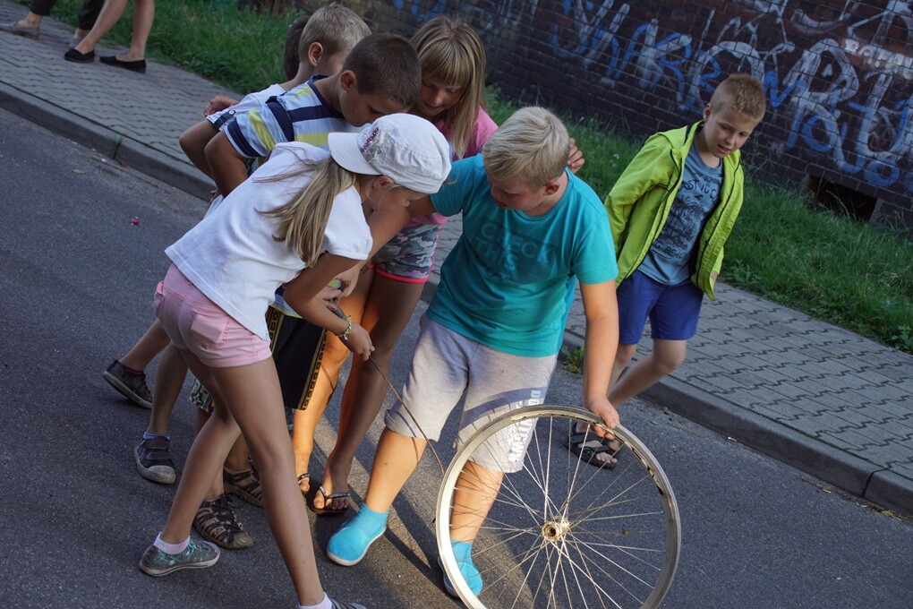 "Jak to na Rudzie bywało..." - pod takim tytułem w sobotę, 11 sierpnia - w ramach projektu "Zaczarowane podwórka - odbył się spektakl plenerowy, który przybrał formę spaceru. Prowadzący Natalia Dinges, Mateusz Flis i Radosław Lis przybliżyli uczestnikom historię Osiedla Kaufhaus i ciekawostki z nim związane.