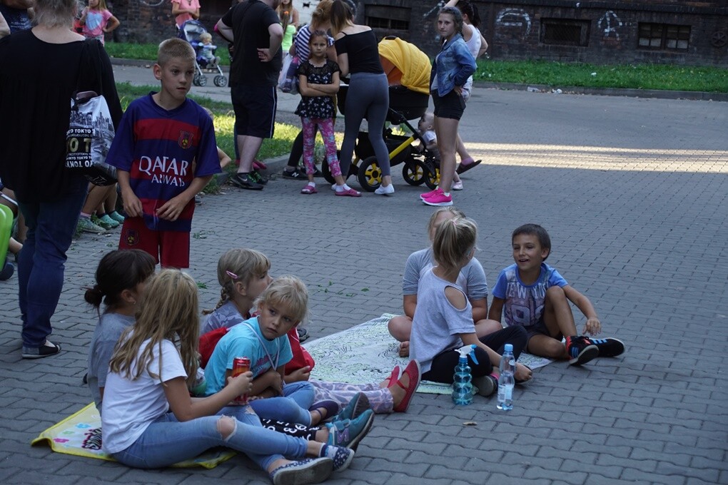 "Jak to na Rudzie bywało..." - pod takim tytułem w sobotę, 11 sierpnia - w ramach projektu "Zaczarowane podwórka - odbył się spektakl plenerowy, który przybrał formę spaceru. Prowadzący Natalia Dinges, Mateusz Flis i Radosław Lis przybliżyli uczestnikom historię Osiedla Kaufhaus i ciekawostki z nim związane.