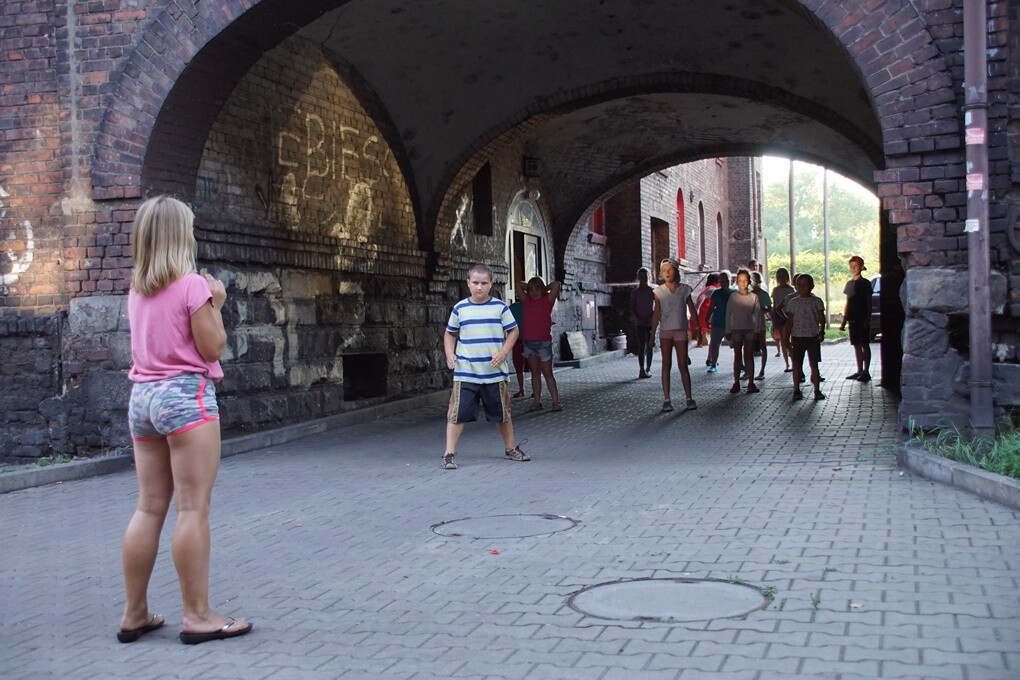 "Jak to na Rudzie bywało..." - pod takim tytułem w sobotę, 11 sierpnia - w ramach projektu "Zaczarowane podwórka - odbył się spektakl plenerowy, który przybrał formę spaceru. Prowadzący Natalia Dinges, Mateusz Flis i Radosław Lis przybliżyli uczestnikom historię Osiedla Kaufhaus i ciekawostki z nim związane.