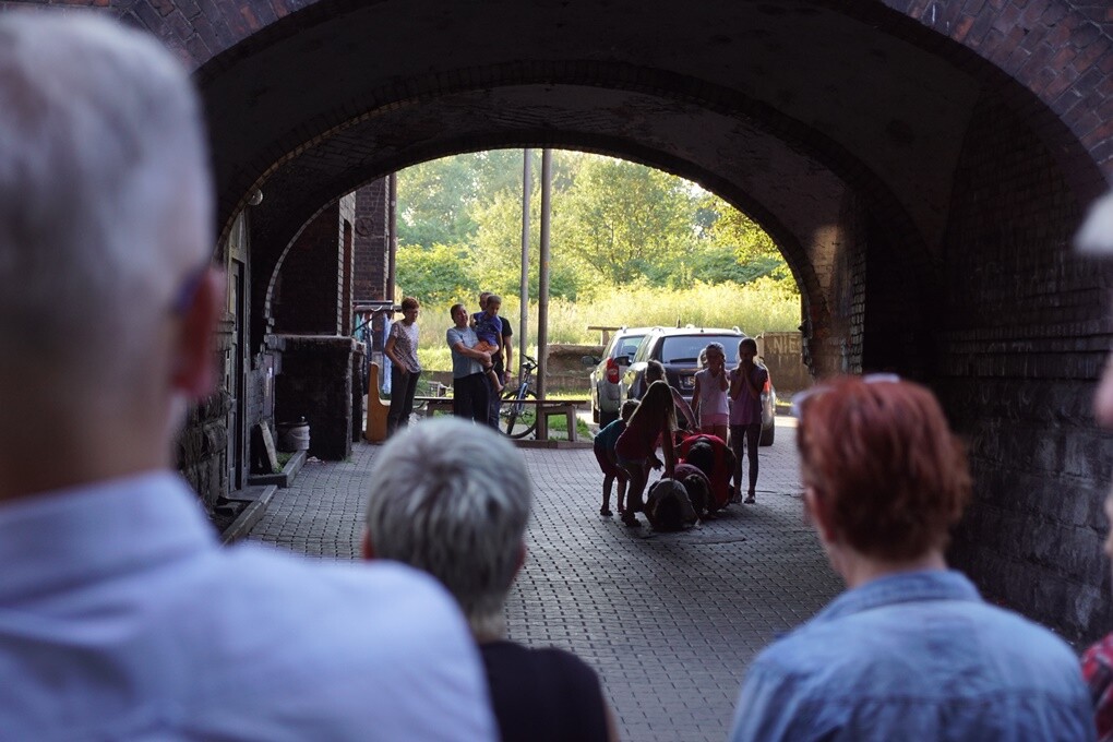 "Jak to na Rudzie bywało..." - pod takim tytułem w sobotę, 11 sierpnia - w ramach projektu "Zaczarowane podwórka - odbył się spektakl plenerowy, który przybrał formę spaceru. Prowadzący Natalia Dinges, Mateusz Flis i Radosław Lis przybliżyli uczestnikom historię Osiedla Kaufhaus i ciekawostki z nim związane.