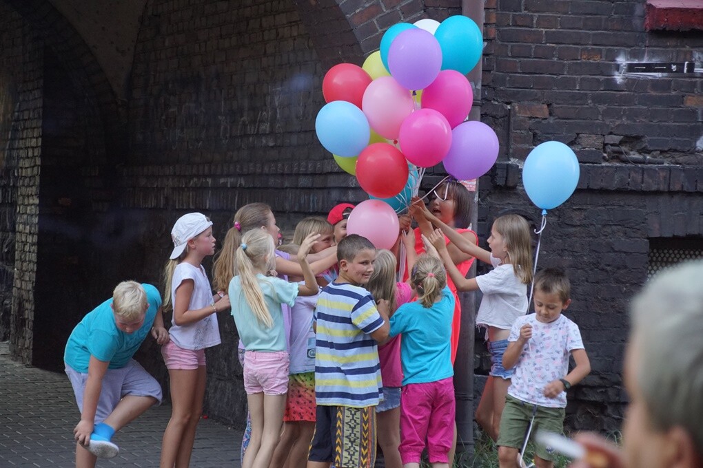 "Jak to na Rudzie bywało..." - pod takim tytułem w sobotę, 11 sierpnia - w ramach projektu "Zaczarowane podwórka - odbył się spektakl plenerowy, który przybrał formę spaceru. Prowadzący Natalia Dinges, Mateusz Flis i Radosław Lis przybliżyli uczestnikom historię Osiedla Kaufhaus i ciekawostki z nim związane.