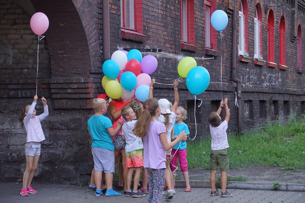 "Jak to na Rudzie bywało..." - pod takim tytułem w sobotę, 11 sierpnia - w ramach projektu "Zaczarowane podwórka - odbył się spektakl plenerowy, który przybrał formę spaceru. Prowadzący Natalia Dinges, Mateusz Flis i Radosław Lis przybliżyli uczestnikom historię Osiedla Kaufhaus i ciekawostki z nim związane.