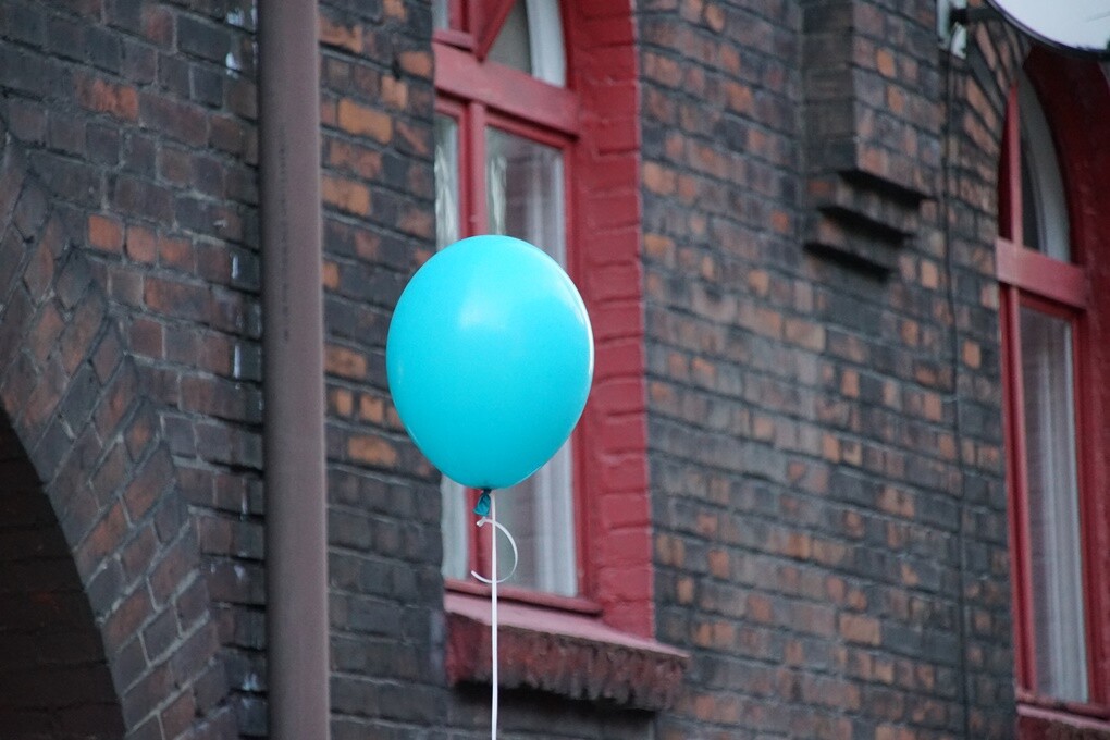 "Jak to na Rudzie bywało..." - pod takim tytułem w sobotę, 11 sierpnia - w ramach projektu "Zaczarowane podwórka - odbył się spektakl plenerowy, który przybrał formę spaceru. Prowadzący Natalia Dinges, Mateusz Flis i Radosław Lis przybliżyli uczestnikom historię Osiedla Kaufhaus i ciekawostki z nim związane.