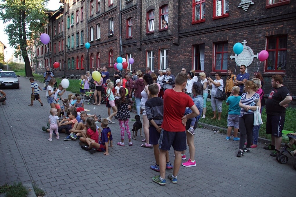 "Jak to na Rudzie bywało..." - pod takim tytułem w sobotę, 11 sierpnia - w ramach projektu "Zaczarowane podwórka - odbył się spektakl plenerowy, który przybrał formę spaceru. Prowadzący Natalia Dinges, Mateusz Flis i Radosław Lis przybliżyli uczestnikom historię Osiedla Kaufhaus i ciekawostki z nim związane.