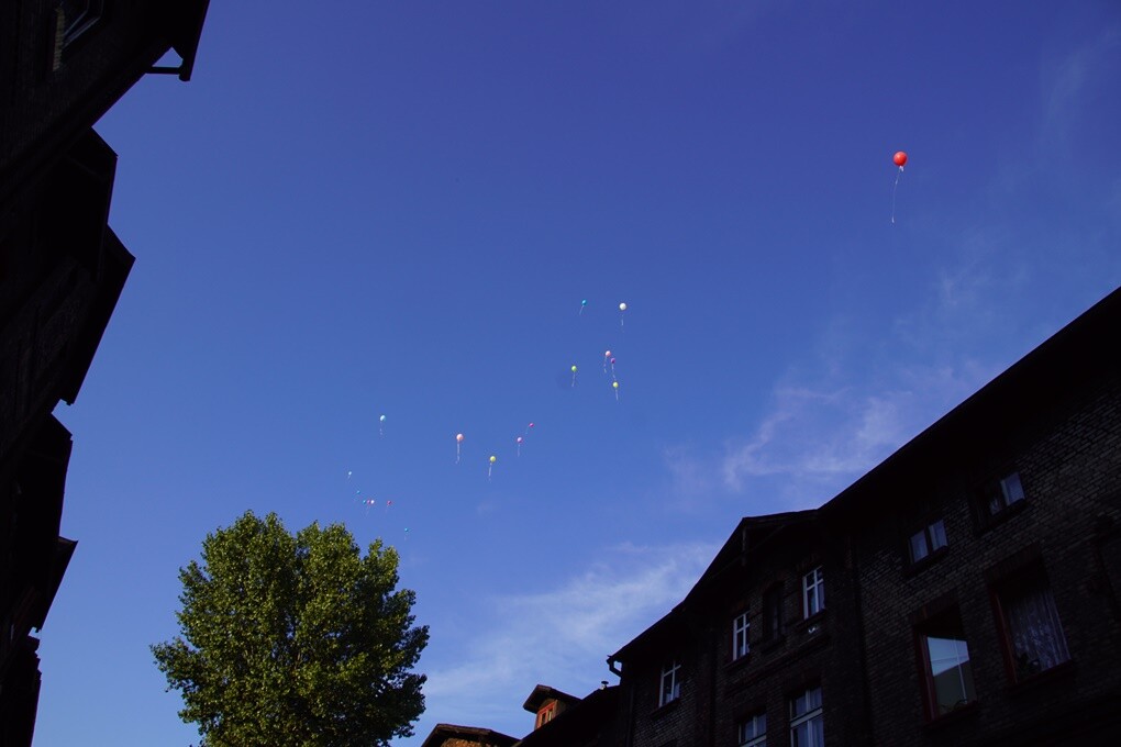 "Jak to na Rudzie bywało..." - pod takim tytułem w sobotę, 11 sierpnia - w ramach projektu "Zaczarowane podwórka - odbył się spektakl plenerowy, który przybrał formę spaceru. Prowadzący Natalia Dinges, Mateusz Flis i Radosław Lis przybliżyli uczestnikom historię Osiedla Kaufhaus i ciekawostki z nim związane.