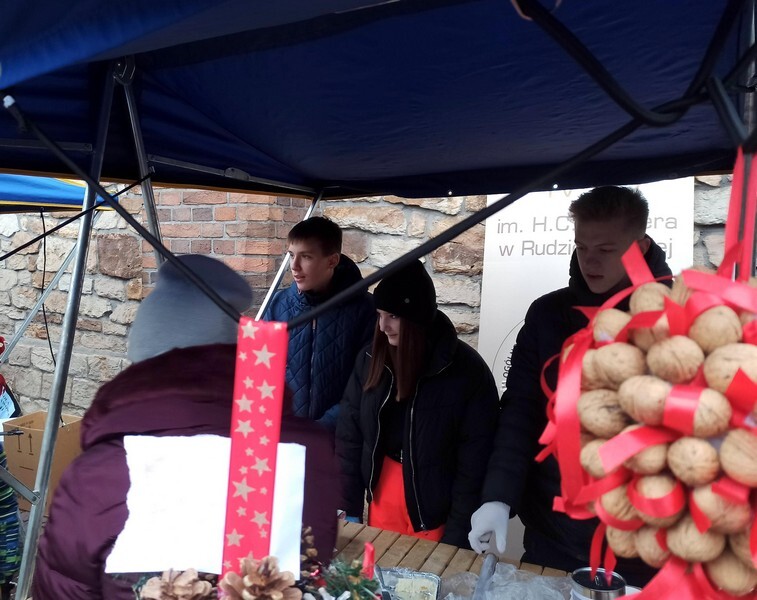 11 grudnia w Rudzie zorganizowano już po raz trzeci Jarmark Bożonarodzeniowy. Wydarzenie zostało zainaugurowane o godz. 11 i potrwa do godz. 21. Jarmark odbywa się na terenach przy kościele MB Różańcowej w Rudzie Śląskiej.